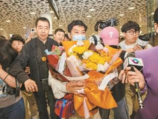 新科斯诺克世锦赛冠军赵心童载誉回深 “下一个目标是拿到大满贯！”