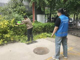 修剪绿植解民忧，夏日停车更舒心