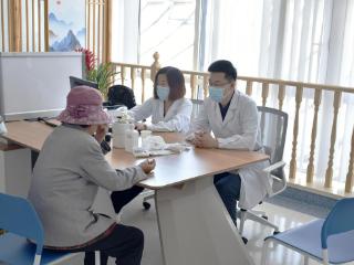 省立医院内分泌科专家到邹城市人民医院开展公益义诊
