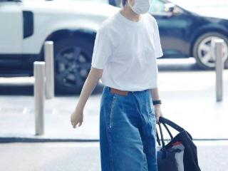 李宇春机场穿搭：白T+短裤+休闲鞋，减龄又时尚，像31岁