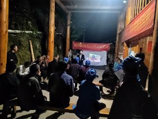 驻村书记梁表情：坐得惯木凳 扛得了重担