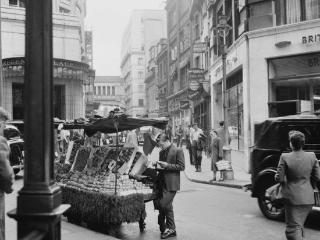老照片1952年的英国伦敦皮卡迪利广场好一派繁华景象