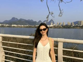 钟楚曦太会穿了，白色吊带裙下面不穿喇叭裤，才更高级时髦