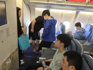 王励勤被冲击，莎头回京坐经济舱，粉丝：莎莎坐经济舱不合适