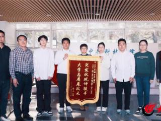 锦旗背后的生命守护！青岛马拉松选手登门致谢青岛科技大学中德科技学院救人志愿者