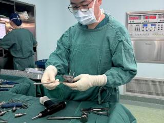 日照市人民医院麻醉手术一部岳文龙：无影灯下的“男”丁格尔