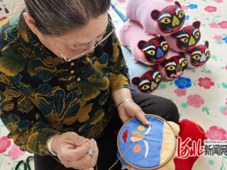 河北迁西：老虎枕绣出共富路