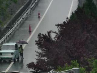 暖心！温州高速数人推行300米助力抛锚车充电