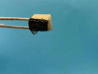 空气中挤水！中澳科学家发明智能海绵