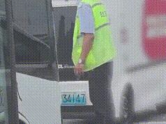 深圳无人快递车与公交车“顶牛”，无人地图未更新发生错误；专家：技术测试存风险评估缺位