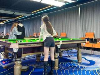 记者暗访台球城女陪练，直接问有没特殊服务，网友：一看就是新手