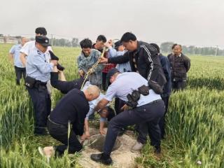 男子不慎坠深井 萧县辅警倒挂入井救人
