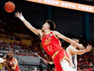 关键两罚+制胜篮板：孙铭徽打出季后赛最佳一战 轰28+9+3断0失误