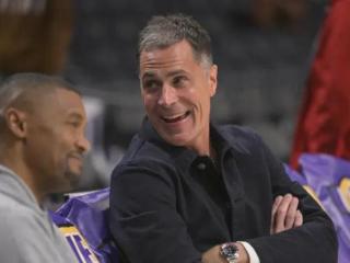 NBA内部人士要求40岁詹姆斯主动降薪，助湖人打造三巨头竞争冠军