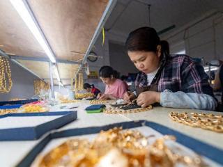 贵州从江：苗乡首饰远销海外 工人赶制国际订单