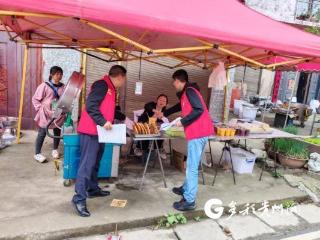 普定县黄桶街道利用赶集日倡树殡葬文明新风