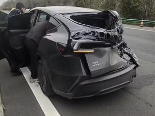 焕新特斯拉Model Y高速上遭六轮卡车追尾：车主毫发无伤