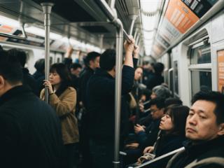 为博流量男子地铁上做怪异行为致3人恐慌受伤 官方通报：拘！
