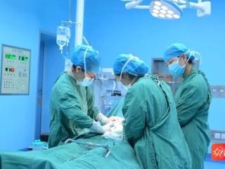 终末期肾病治疗新突破！德江人民医院成功施行“腹膜透析管置入术”