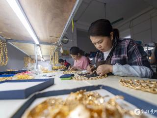 【高清组图】贵州从江：“订单首饰”畅销海外