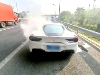 北京一法拉利行驶中突然“砰砰”两声 冒出白烟