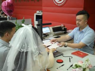 领证不用户口本首日，渝中区超86对新人登记结婚