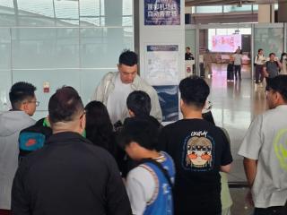 首钢回北京！李楠许利民畅聊，周琦亮眼，陈盈骏开心，众球迷接机