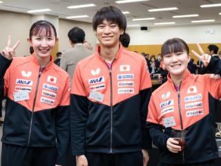 日乒世乒赛壮行会：早田希娜客串摄影师，张本美和品美食被抓拍