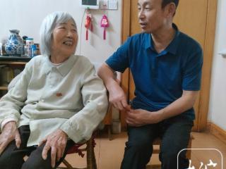 合肥9旬“豆芽奶奶”不慎摔伤右手骨折，儿女们轮流照顾