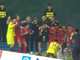 高喊"广州队"铜梁龙队内多名旧将+教练与广州队球迷庆祝胜利