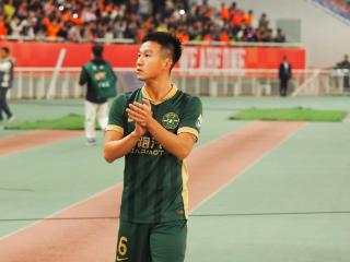中超|泰山4：2战胜浙江，泰山队旧将童磊和姚均晟谢场受到欢迎