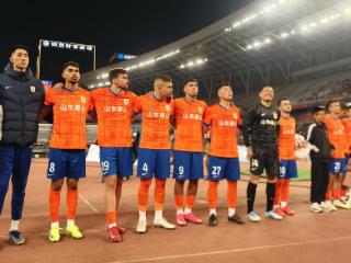 中超|泰山4：2大胜浙江，赛后泰山队员们庆祝胜利非常克制