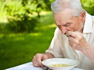 吃饭七分饱错了？医生告诫：过了60岁，吃饭要尽量做到这4点