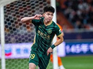 18岁领跑中超射手榜！王钰栋距离国足首发还远吗？