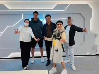 曝金龟子全家现身日本！61岁王宁脸色暗沉，躺在病床上疑做大血净