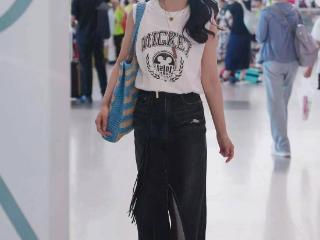 刘涛带火了夏日新穿搭：无袖T恤+牛仔裙+白鞋，美得像26岁
