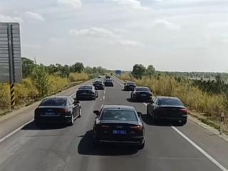 婚车车队占据双车道堵路 对向车被逼出车道！网友：违法了