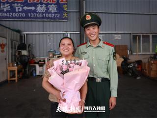 迷彩色遇见康乃馨，独属于军人妈妈的浪漫