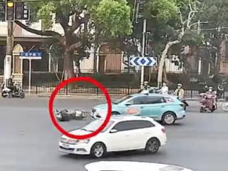 女子骑电动车闯红灯撞车受伤 交警霸气回应：全责