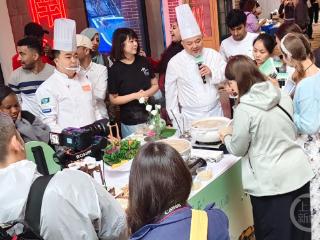 留学生沉浸式体验中国美食 解锁中医药膳智慧