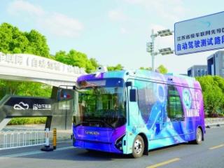 南京首批无人驾驶公交车上路测试