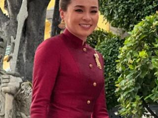 躲了几天欧拉弄现身，苏提达捧着宫廷宝瓶走前，她招摇地跟在后面