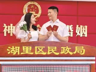 不到5分钟就领到结婚证 厦门新人为高效服务点赞