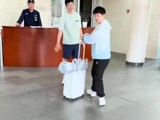 5.12：凌晨4点全员抵达多哈，莎莎王曼昱睡眼惺忪，王楚钦困