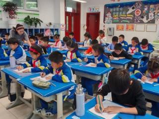 淄博市博山区中心路小学：家长进课堂 书写魅力绽放