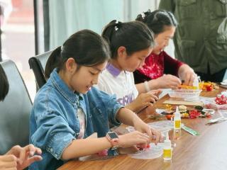 南京沿江街道：“镜中繁花”点亮母爱 解锁母亲节创意示爱