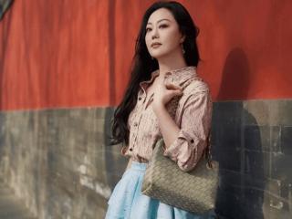 “人间富贵花”章小蕙太有魅力，穿衬衫配伞裙，带火了“微胖美”