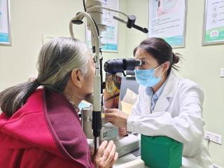 80岁老人流泪、眼痛反复发作，小小倒睫大大隐患