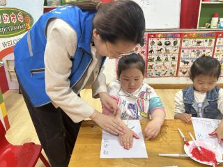 仙营街道谢营社区开展“指尖寄情 感恩母爱”志愿服务活动