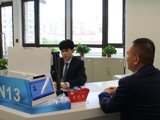 市南区颁发食品经营连锁许可便利化“首证”，助力提振消费市场添活力